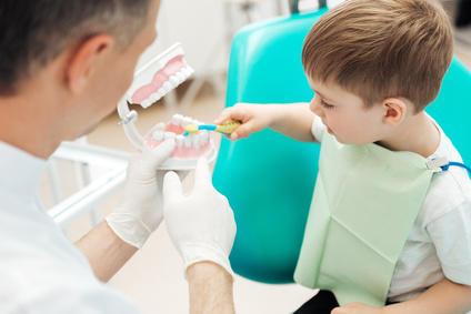 Wie man richtig Zähne putzt. Erklärung für Kinder